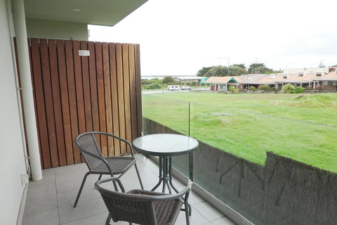 The Apollo - Schoolies Week Accommodation 19