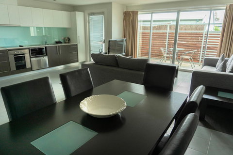 The Apollo - Schoolies Week Accommodation 10