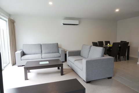 The Apollo - Schoolies Week Accommodation 24