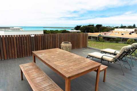 The Apollo - Schoolies Week Accommodation 17