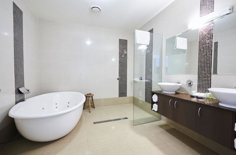 Mornington Hotel - Schoolies Week Accommodation 1