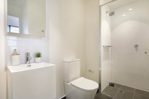 Experience Platinum Hotel Apartments - Schoolies Week Accommodation 27