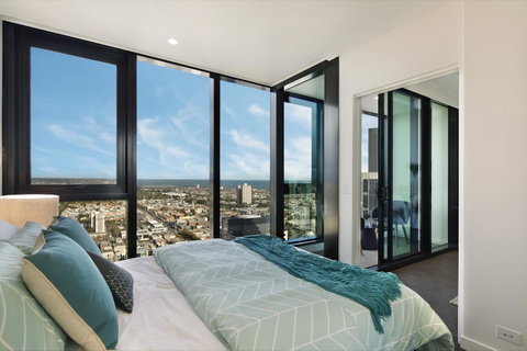 Experience Platinum Hotel Apartments - Schoolies Week Accommodation 23