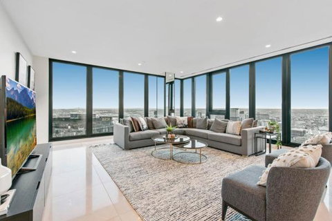 Experience Platinum Hotel Apartments - Schoolies Week Accommodation 17