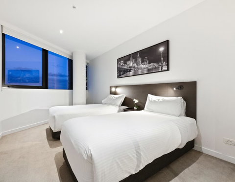 Experience Platinum Hotel Apartments - Schoolies Week Accommodation 6