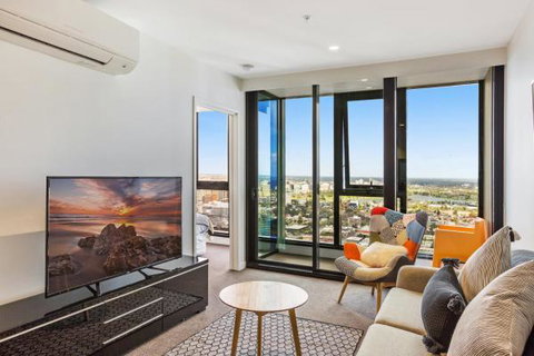 Experience Platinum Hotel Apartments - Schoolies Week Accommodation 5