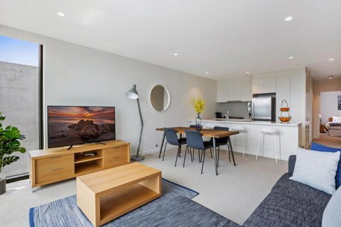 Experience Platinum Hotel Apartments - Schoolies Week Accommodation 3