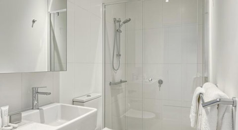 Experience Platinum Hotel Apartments - Schoolies Week Accommodation 24