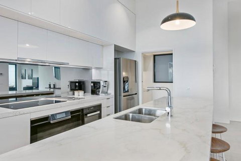 Experience Platinum Hotel Apartments - Schoolies Week Accommodation 10
