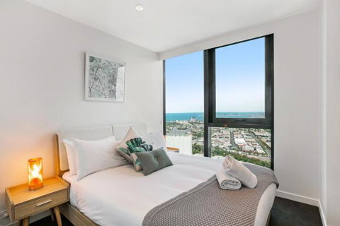Experience Platinum Hotel Apartments - Schoolies Week Accommodation 11