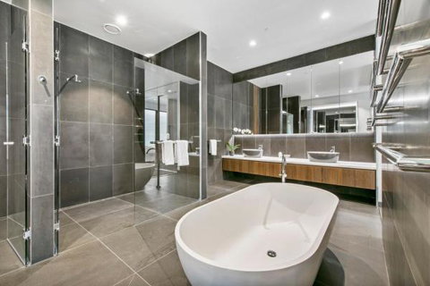 Experience Platinum Hotel Apartments - Schoolies Week Accommodation 9
