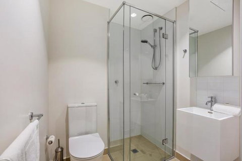Experience Platinum Hotel Apartments - Schoolies Week Accommodation 22