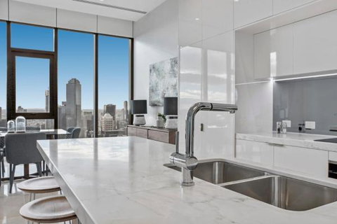 Experience Platinum Hotel Apartments - Schoolies Week Accommodation 7