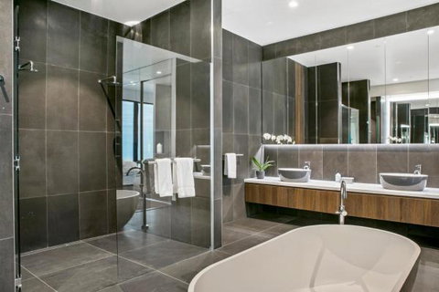 Experience Platinum Hotel Apartments - Schoolies Week Accommodation 21