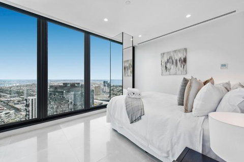 Experience Platinum Hotel Apartments - Schoolies Week Accommodation 13