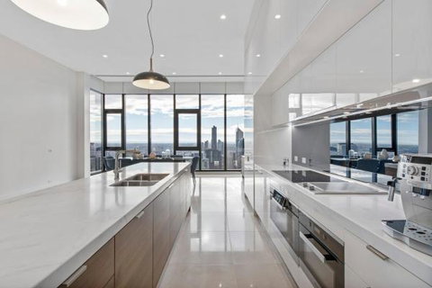 Experience Platinum Hotel Apartments - Schoolies Week Accommodation 15