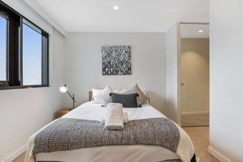 Experience Platinum Hotel Apartments - Schoolies Week Accommodation 4