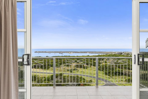 Deep Blue Hotel & Hot Springs - Schoolies Week Accommodation 23