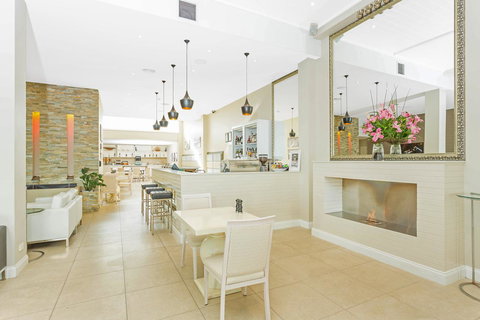 Deep Blue Hotel & Hot Springs - Schoolies Week Accommodation 22