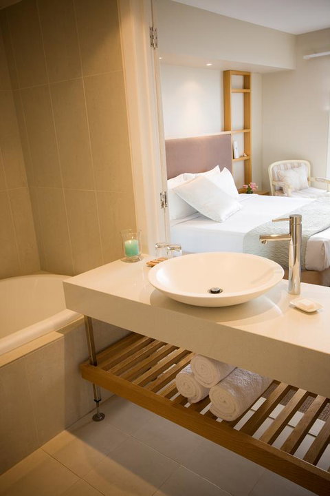 Deep Blue Hotel & Hot Springs - Schoolies Week Accommodation 38