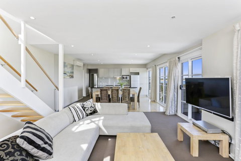 Deep Blue Hotel & Hot Springs - Schoolies Week Accommodation 31