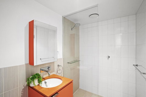 Complete Host Tiara Apartments - Schoolies Week Accommodation 3