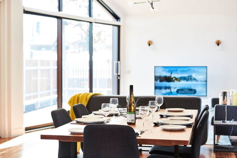 Richmond Â· 3 Level Architecturally Designed Richmond House - Schoolies Week Accommodation 4