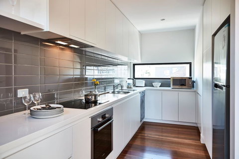 Richmond Â· 3 Level Architecturally Designed Richmond House - Schoolies Week Accommodation 6