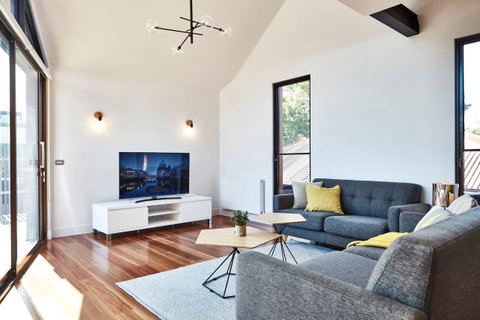 Richmond Â· 3 Level Architecturally Designed Richmond House - Schoolies Week Accommodation 1