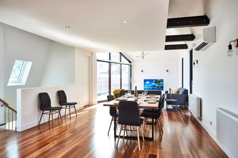 Richmond Â· 3 Level Architecturally Designed Richmond House - Schoolies Week Accommodation 3