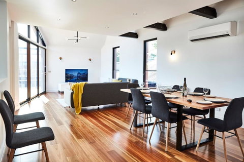 Richmond Â· 3 Level Architecturally Designed Richmond House - Schoolies Week Accommodation 2