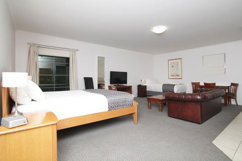 Quality Inn & Suites The Menzies - Schoolies Week Accommodation 10