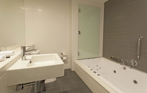 Causeway 353 Hotel - Schoolies Week Accommodation 9