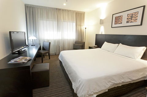 Causeway 353 Hotel - Schoolies Week Accommodation 0