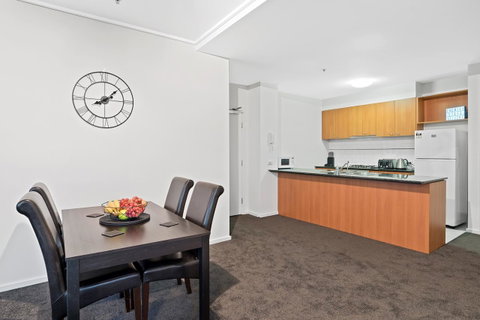 Premier Stays Melbourne - Schoolies Week Accommodation 9