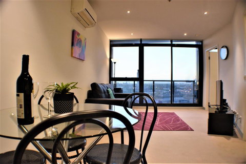Royal Stays Apartments Melbourne- Southbank - Schoolies Week Accommodation 2
