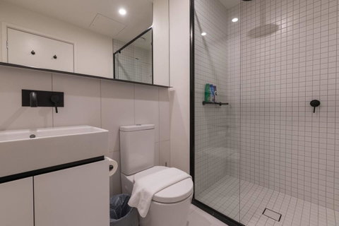 International 2 Bed 2 Bath Apartment - Schoolies Week Accommodation 9