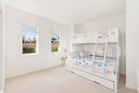 Beach Belle - Schoolies Week Accommodation 13
