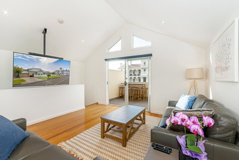 Beach Belle - Schoolies Week Accommodation 0