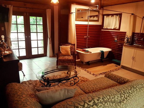 The Cabin - Schoolies Week Accommodation 0