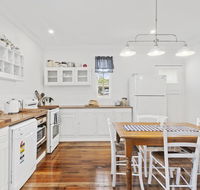 The Cottage on Lamington - Schoolies Week Accommodation