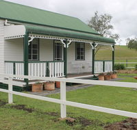 The Dollhouse Cottage - Schoolies Week Accommodation