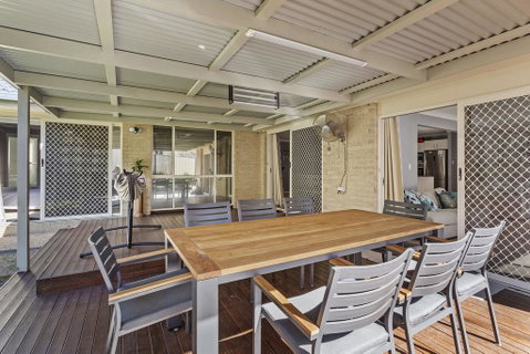 The Family Entertainer In The Heart Of Corlette! - Schoolies Week Accommodation 3