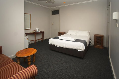 The George Hotel - Schoolies Week Accommodation 3