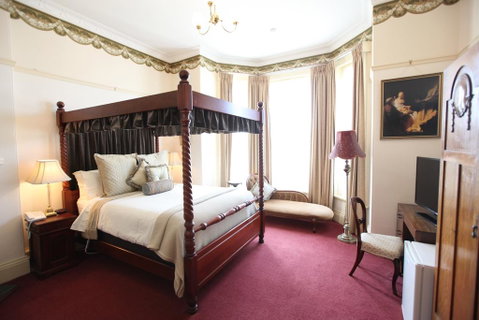 The Grand On Macfie - Schoolies Week Accommodation 2