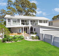 THE LAKE HOUSE - WiTH SWIMMING POOL - Schoolies Week Accommodation