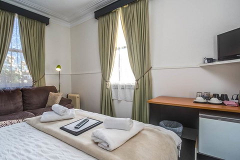 The Mews Motel - Schoolies Week Accommodation 2