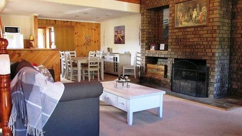 The Retreat On Matthew - Schoolies Week Accommodation 0