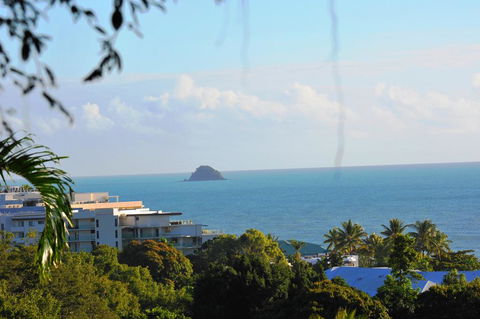 The Sanctuary At Trinity Beach - Schoolies Week Accommodation 0
