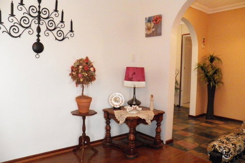 The Spanish Retreat And BnB - 24 Hrs - Schoolies Week Accommodation 2